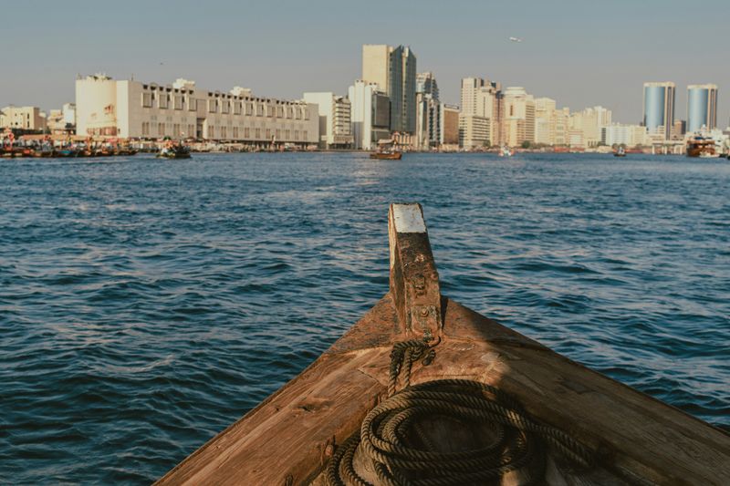 Blick vom Bug eines Abra-Boots über den Dubai Creek auf die Häuser von Deira