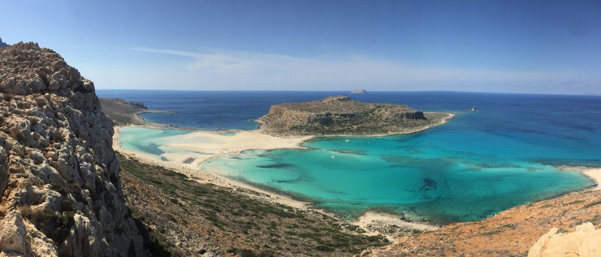 Lagune von Balos im Westen Kretas mit türkisem Wasser und der Halbinsel Gramvousa