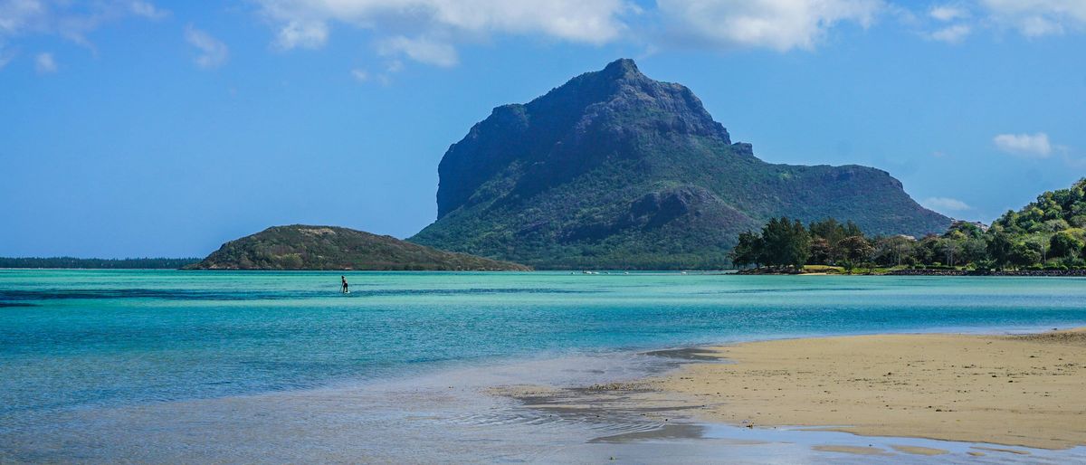 Der Berg Le Morne Brabant im Südwesten von Mauritius, davor die türkisfarbene Lagune und eine flache Sandbank