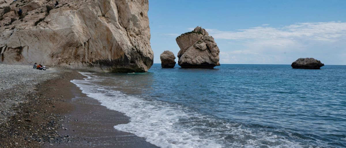 Kiesstrand und Felsen von Petra tou Romiou, dem Felsen der Aphrodite, an der Südwestküste Zyperns bei Paphos